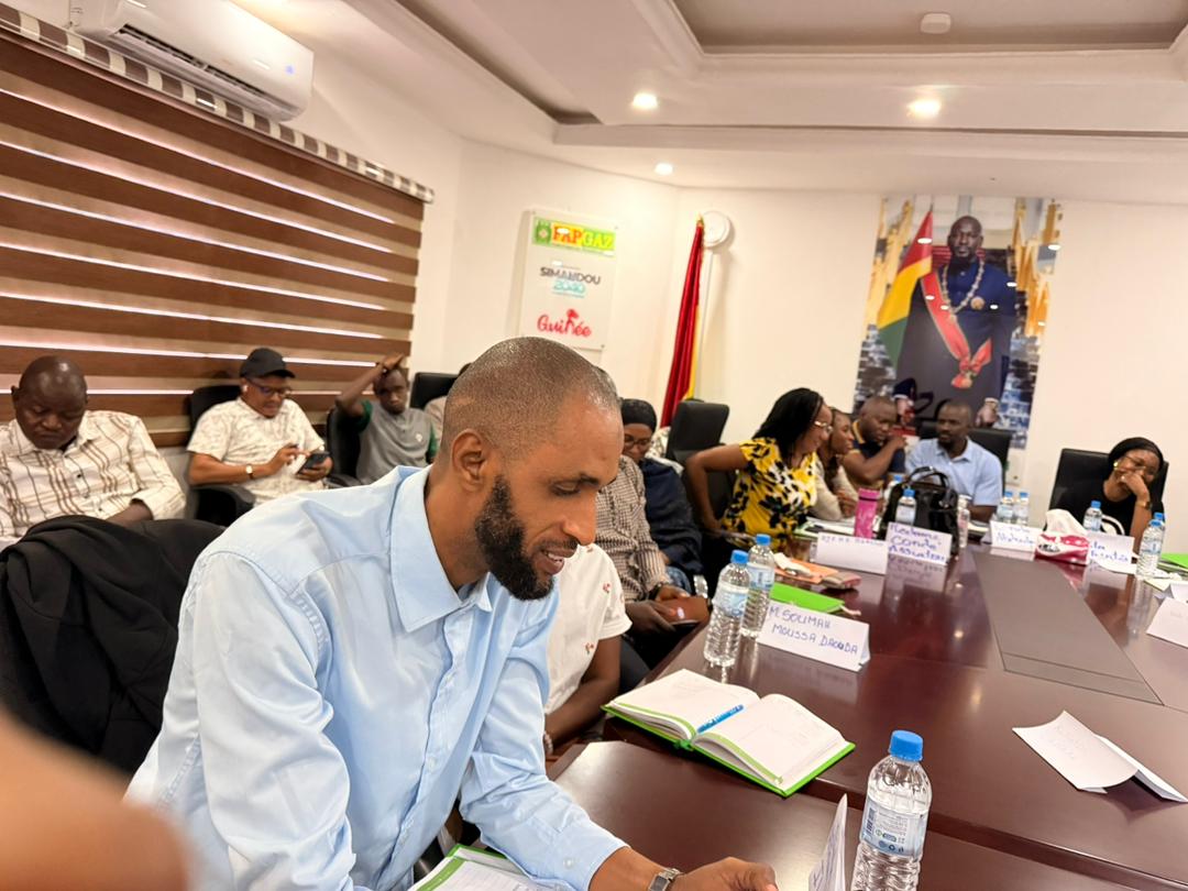 Un participant prend des notes pendant une formation Makaba Consulting à Conakry